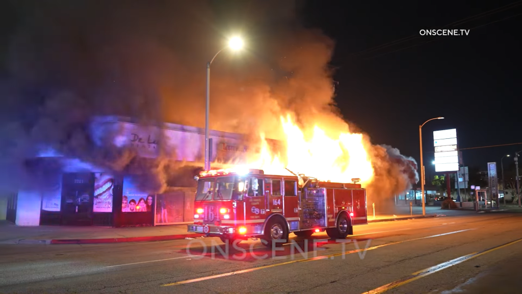 Arrival video at California strip mall fire - Statter911